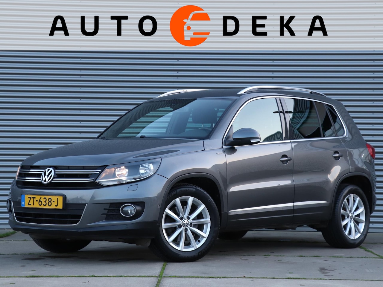 Volkswagen Tiguan - 1.4 TSI Lounge Automaat *Navigatie*Trekhaak*Parkeersens.* - AutoWereld.nl