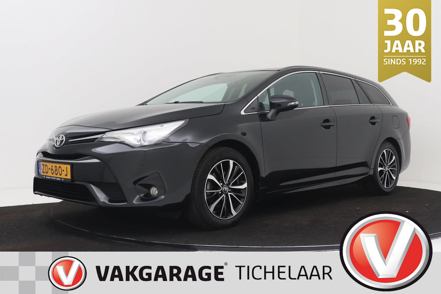 Toyota Avensis Touring Sports - 1.8 VVT-i SkyView Edition | Trekhaak | Panoramadak | Dealer Ond. | Climate Control | Camer - AutoWereld.nl