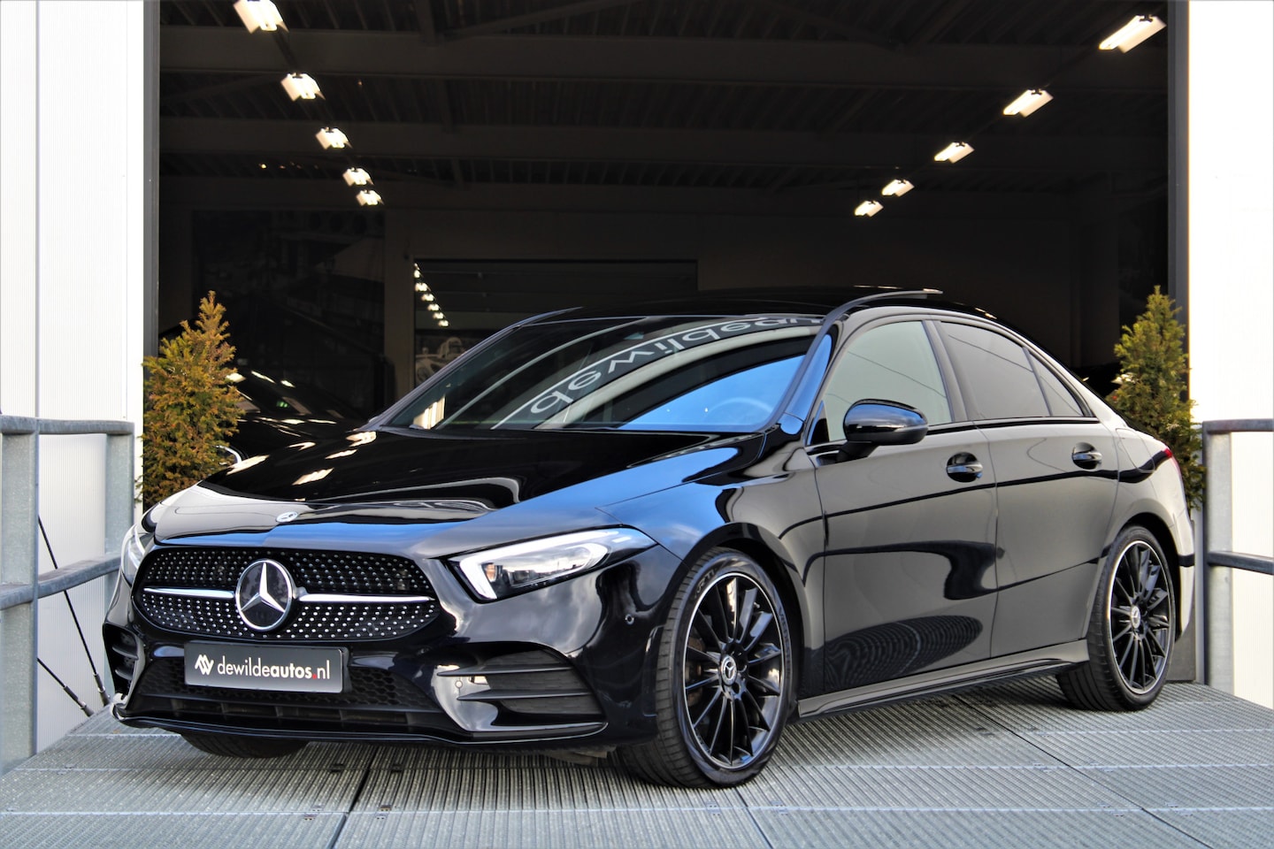 Mercedes-Benz A-klasse - 180 AMG Pano Sfeerverlichting 19-inch Apple CarPlay Stoelverwarming - AutoWereld.nl