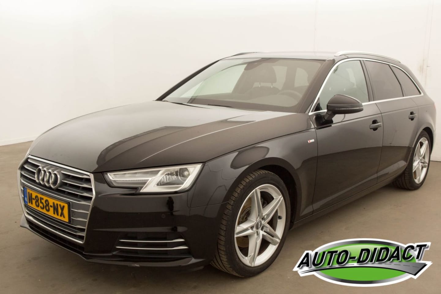 Audi A4 Avant - 1.2 TFSI Leer Sport S Line Black Edition - AutoWereld.nl