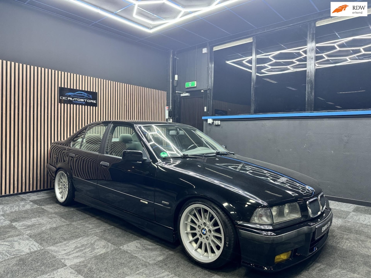 BMW 3-serie - 318i Sport Aut M Pakket Styling 32 Airco motor Gereviseerd - AutoWereld.nl