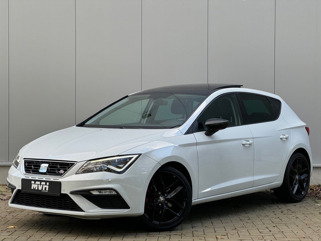 Seat Leon - 1.4 EcoTSI FR - Automaat - Panorama - Camera - Carplay - Keyless - Halfleder - Ambient - L - AutoWereld.nl