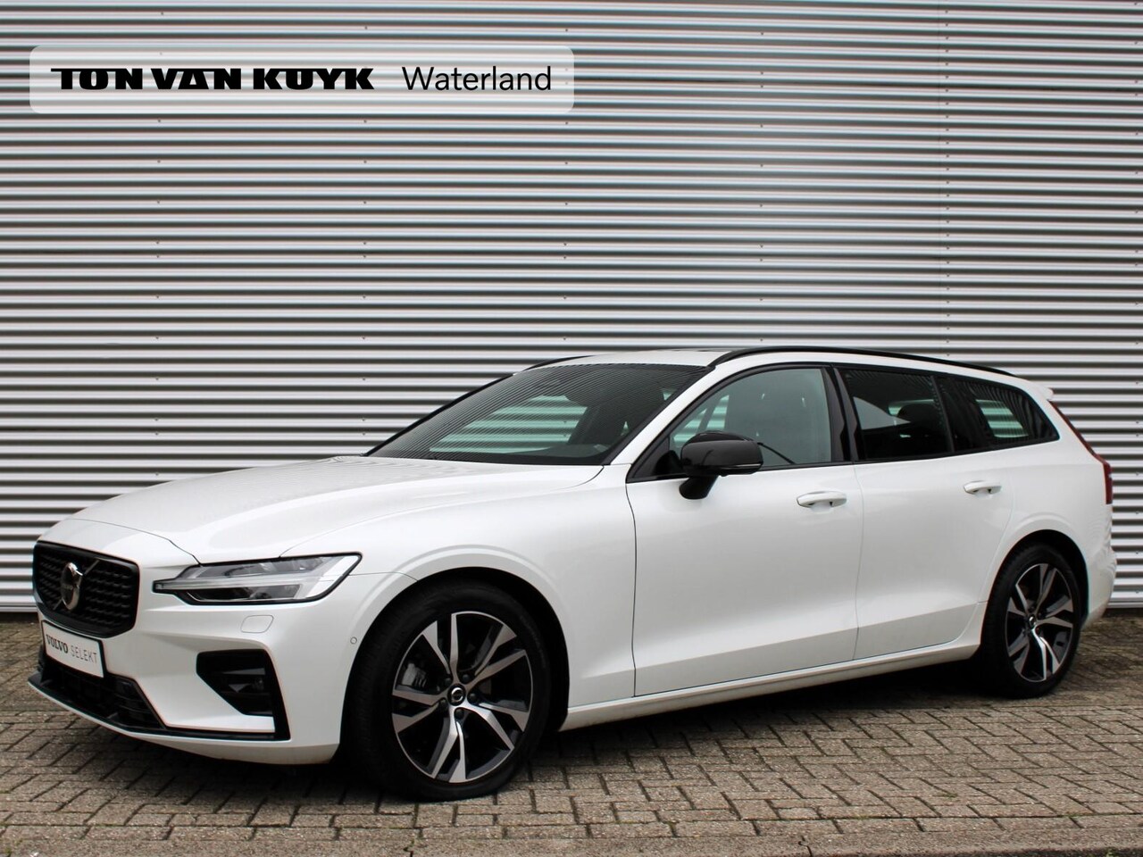 Volvo V60 - 2.0 B3 Plus Dark Automaat / Panoramadak / 360* camera / Trekhaak / All seasonbanden / Rese - AutoWereld.nl