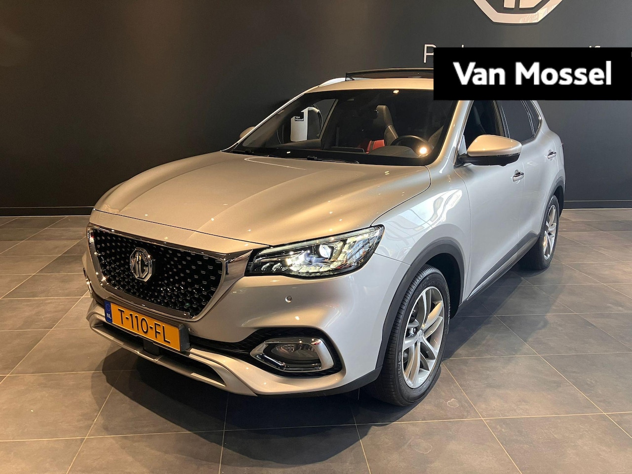 MG EHS - 1.5 TGDI Luxury Panoramadak - Carplay - Navigatie  - Rood leder interieur - Trekhaak / 150 - AutoWereld.nl