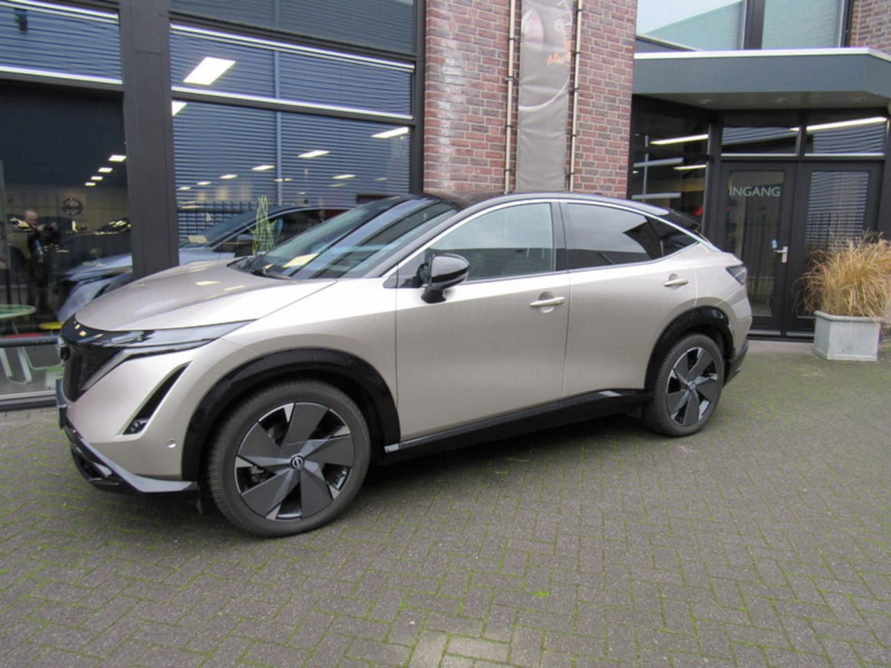 Nissan Ariya - 87 kWh 242pk Evolve 20" LMV / Propilot / Two-Tone /Leder Alcantara /Stoel en stuurwielverw - AutoWereld.nl