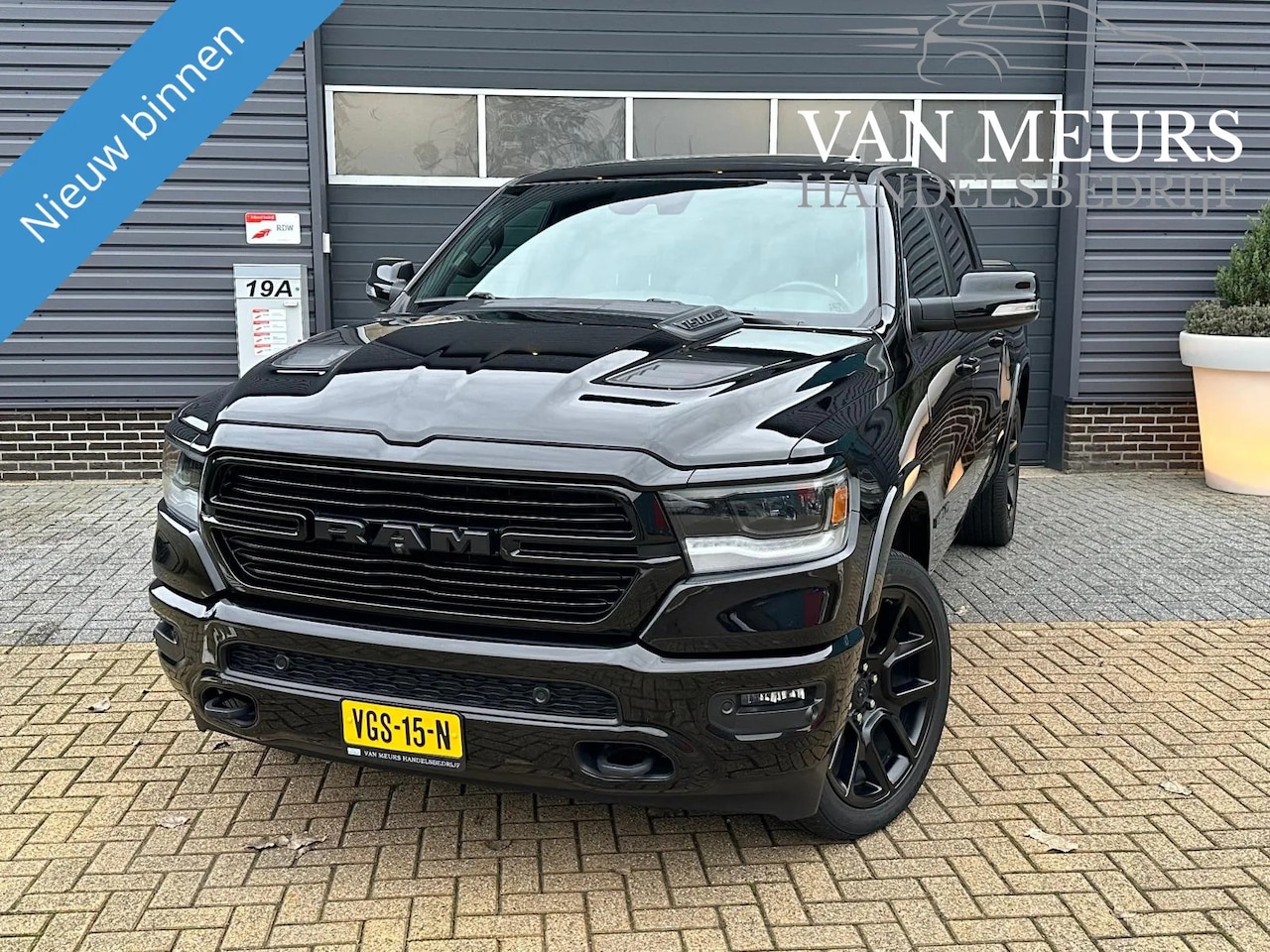 Dodge Ram 1500 - 5.7 V8 4x4 Crew Cab Laramie night edition, dubbele gastank, luchtvering achter, klep uitla - AutoWereld.nl