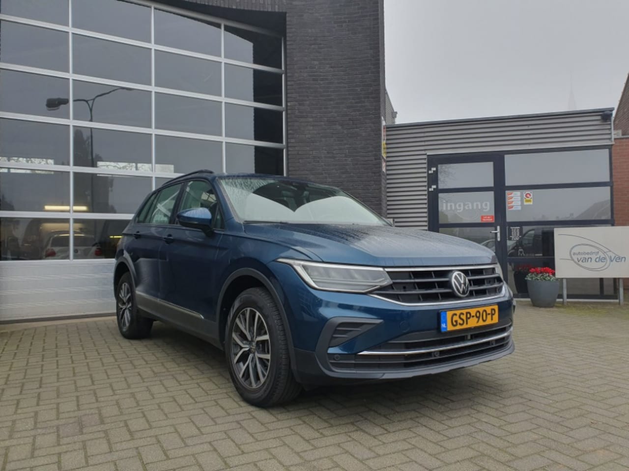 Volkswagen Tiguan - 1.4 TSI eHybrid Life. zwenkbare trekhaak, pdc, adaptive cruise, app connect, navi, all sea - AutoWereld.nl