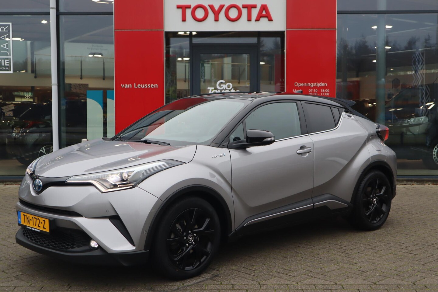 Toyota C-HR - 1.8 HYBRID BI-TONE NAVI LEDER+STOELVERW. LED-PAKKET STUURVERW. AFN-TREKHAAK 18"LMV BLISS P - AutoWereld.nl