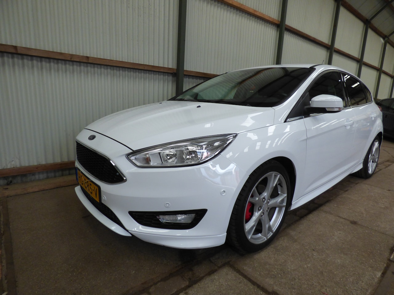 Ford Focus - 1.0 Titanium Edition Sport uitvoering - AutoWereld.nl