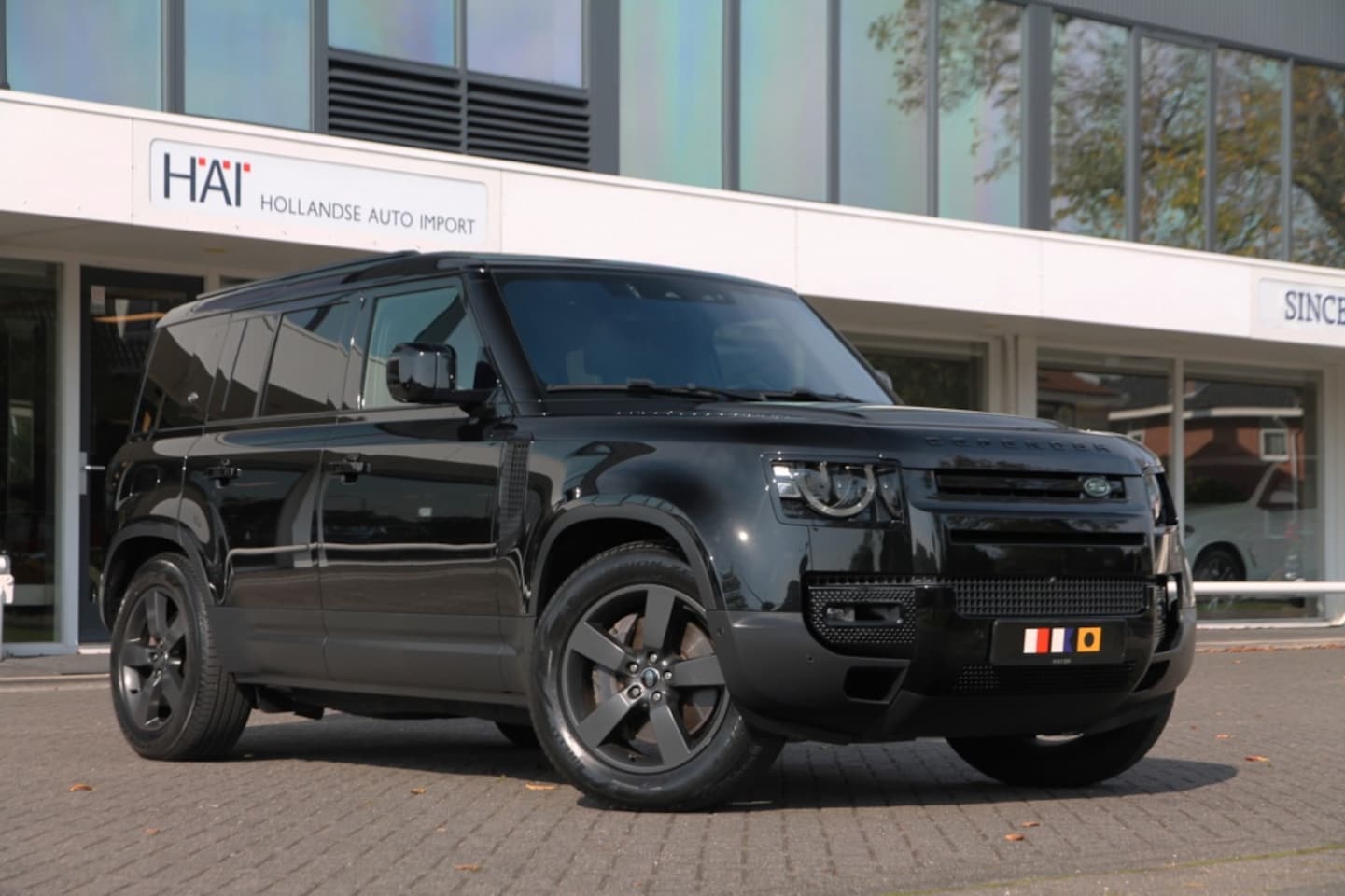 Land Rover Defender 110 - P400e Hybrid Pano I ACC I Black Pack - AutoWereld.nl