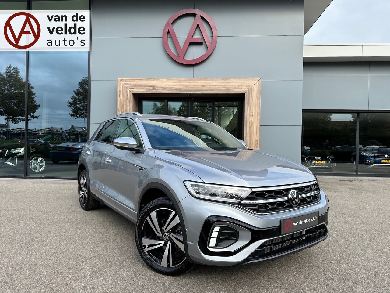 Volkswagen T-Roc - 1.5 TSI 150pk DSG R-Line | Ergo stoel | Keyless | Dode hoek | Rijklaar incl. garantie - AutoWereld.nl