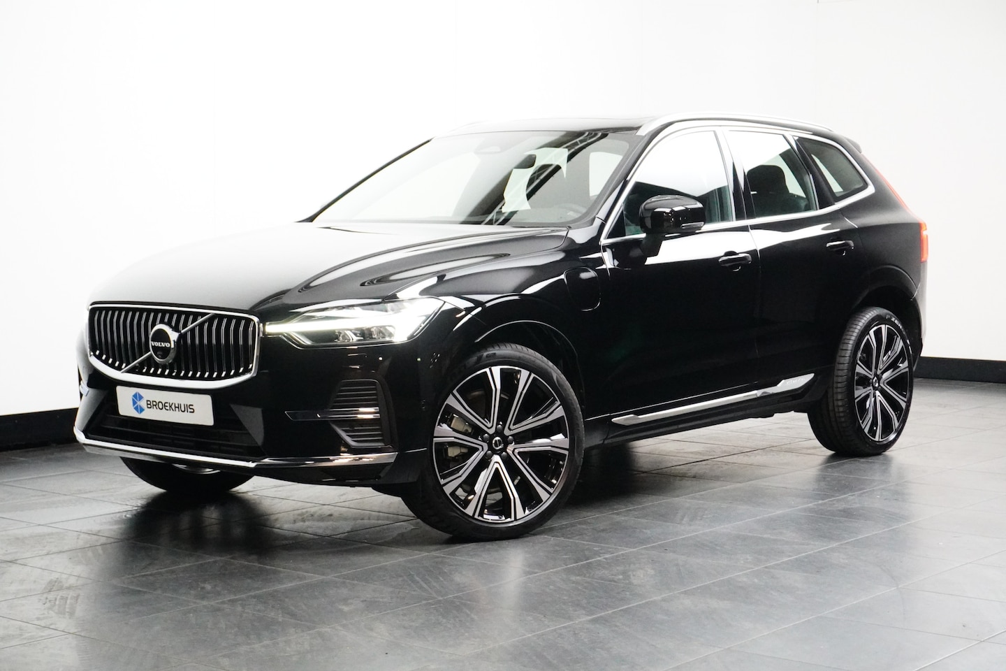 Volvo XC60 - 2.0 Recharge T6 AWD Ultimate Bright | Luchtvering | HU-Display | Harman/Kardon | Gelaminee - AutoWereld.nl