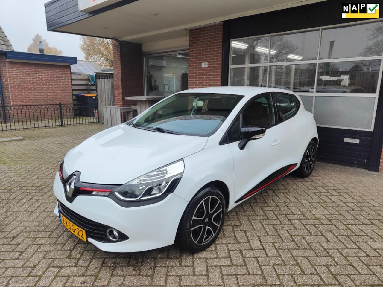 Renault Clio - 0.9 TCe Expression 0.9 TCe Expression, Airco, Cruise, Navi, Bluetooth, NAP - AutoWereld.nl