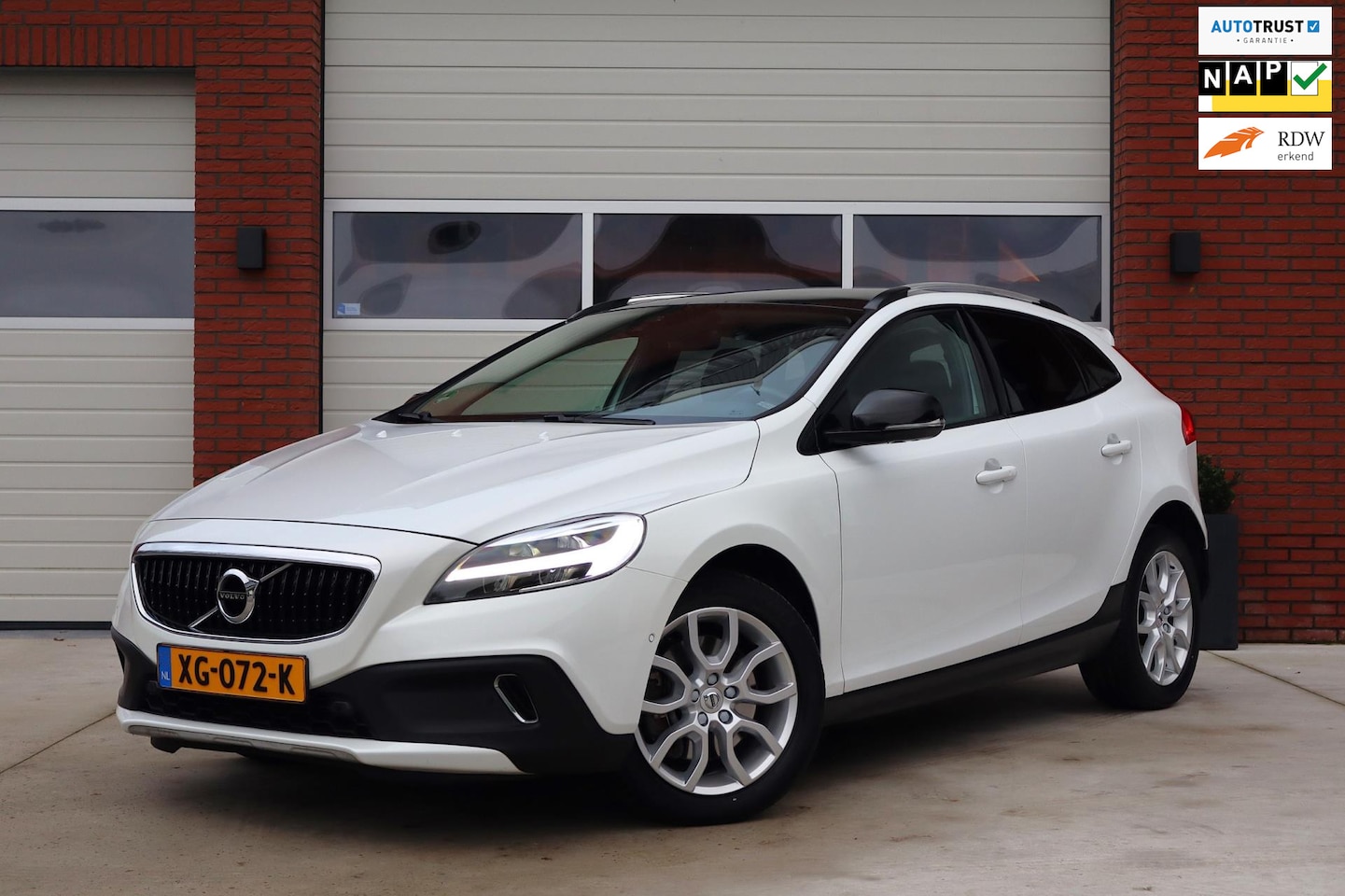 Volvo V40 Cross Country - 1.5 T3 Polar+ Automaat Luxury - 1e eigenaar - BTW auto - Lederen bekleding - Panoramadak - - AutoWereld.nl