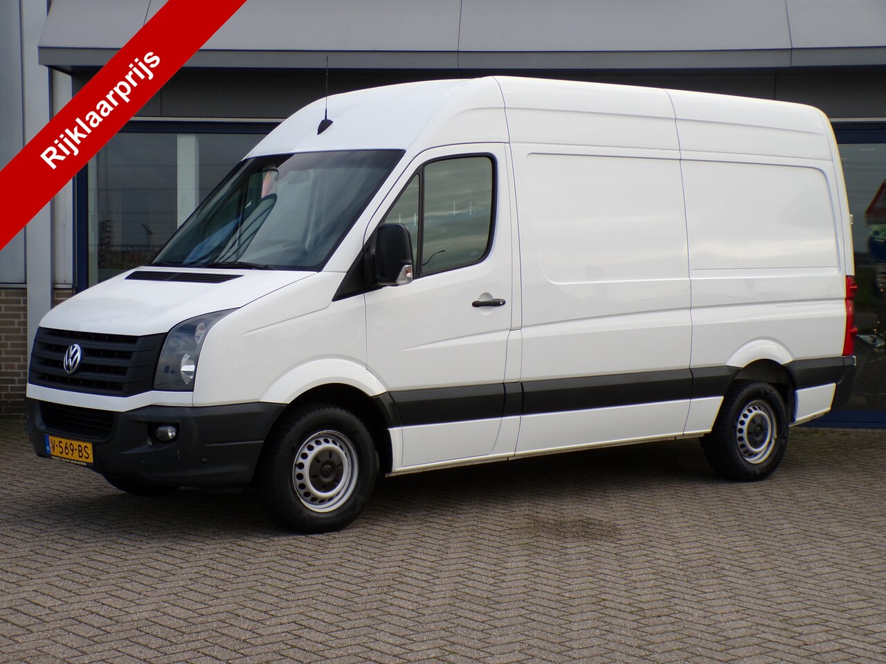 Volkswagen Crafter - 32 2.0 TDI L2H2 32 2.0 TDI L2H2, Airco / Parkeersensoren V + A / Cruise Control / Navigatie - AutoWereld.nl