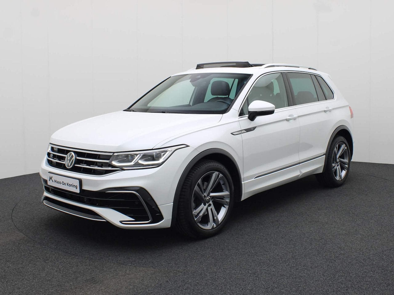 Volkswagen Tiguan - 1.5 TSI 150PK R-Line Business+ DSG · Panoramadak · Parkeersensoren · Navigatie - AutoWereld.nl