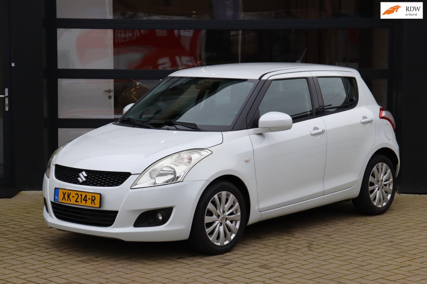 Suzuki Swift - 1.2 Exclusive | Automaat | Stoelverwarming | Airco | Keyless entry | Lm Velgen - AutoWereld.nl