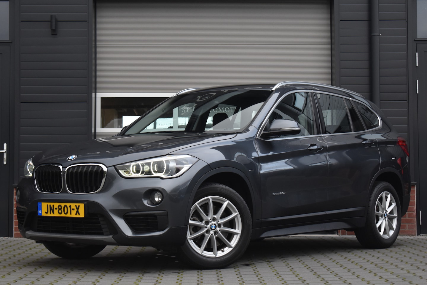 BMW X1 - sDrive20i Executive | Trekhaak afneembaar | LED Koplampen | Navigatie | Bluetooth | 1e Eig - AutoWereld.nl