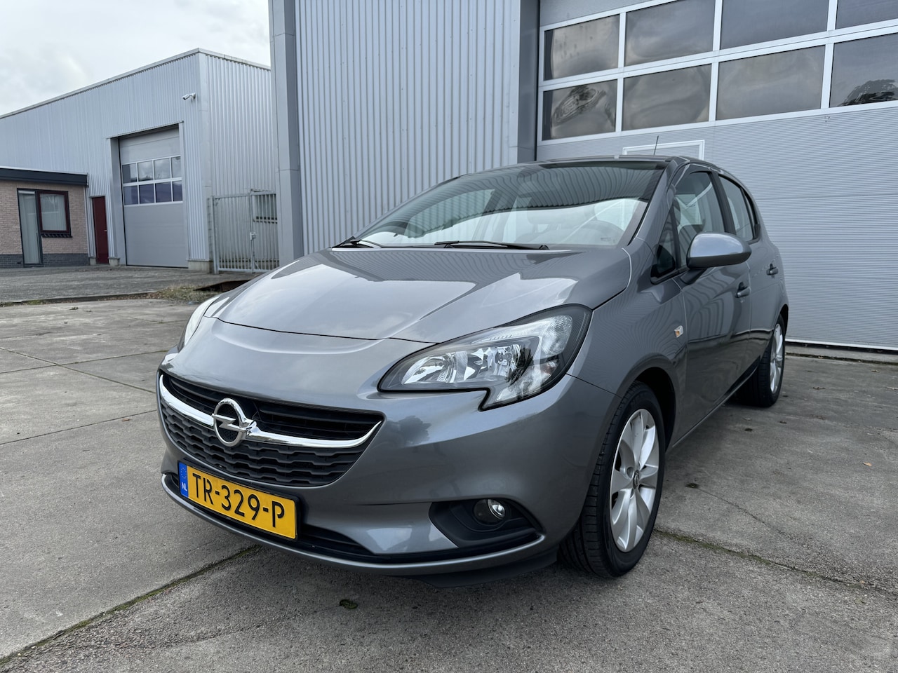 Opel Corsa - 1.4 Favourite AIRCO TREKHAAK. apple carplay ENZ. TOPAUTO. - AutoWereld.nl