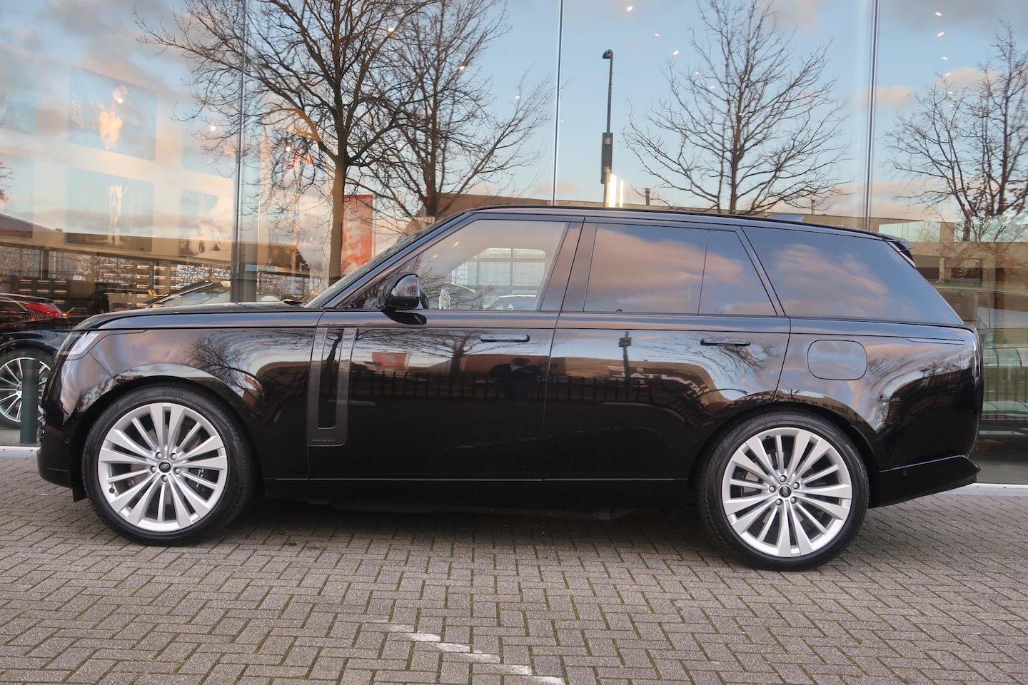 Land Rover Range Rover - P 460 E Autobiography GERESERVEERD - AutoWereld.nl