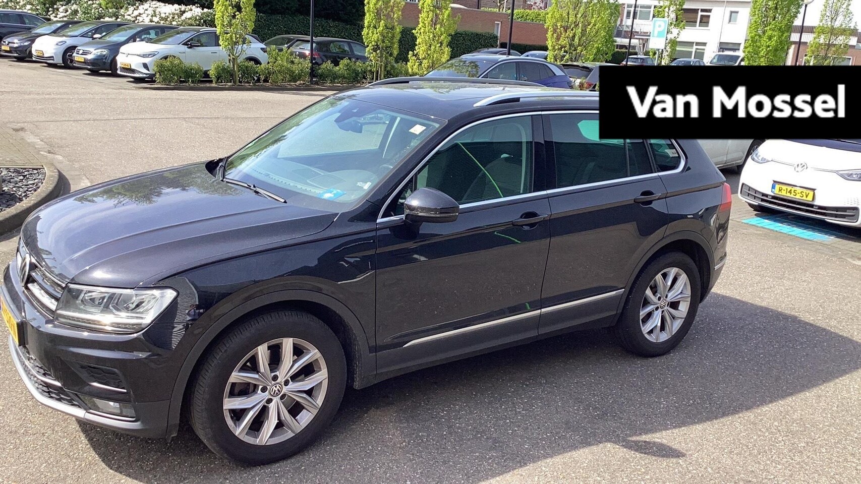 Volkswagen Tiguan - 2.0 TSI 4Motion Highline | 190PK | Automaat | Keyless | Stoelverwarming | Panorama dak | N - AutoWereld.nl