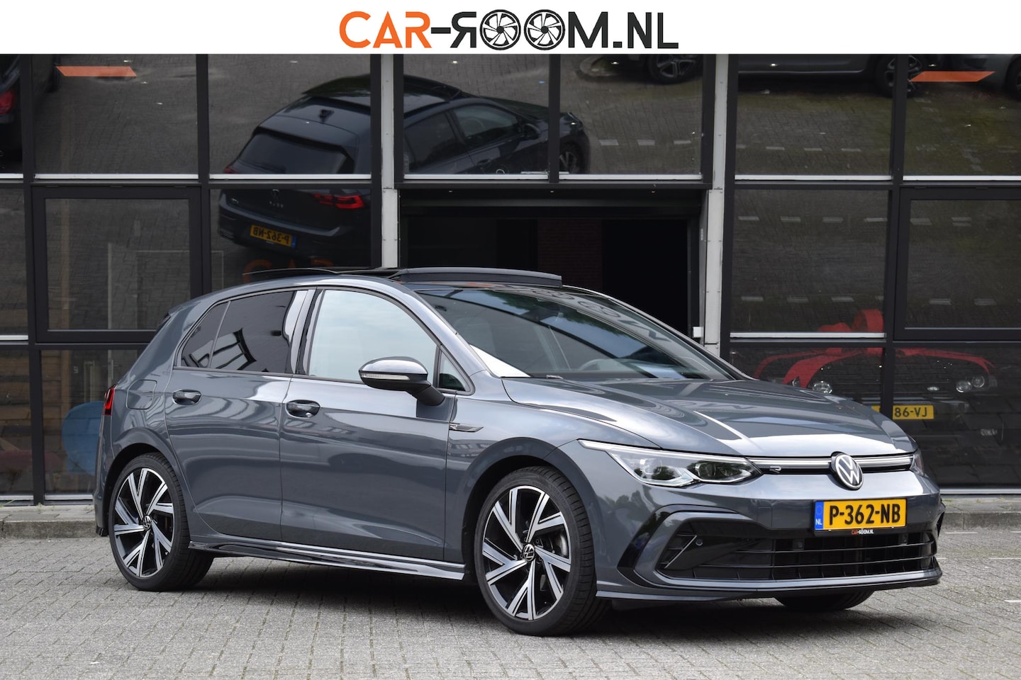 Volkswagen Golf - 1.5 eTSI R-Line Pano HUD Lane ACC Camera Trekhaak - AutoWereld.nl