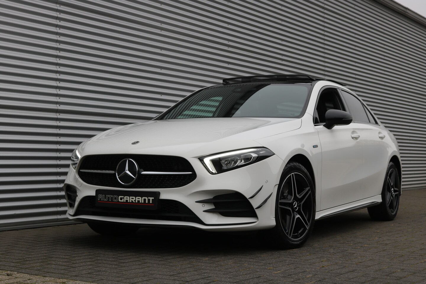 Mercedes-Benz A-klasse - 250 e AMG Line AMG NightPakket (Panoramadak Sportleder AppleCarPlay Camera M-Bux Full-Led - AutoWereld.nl