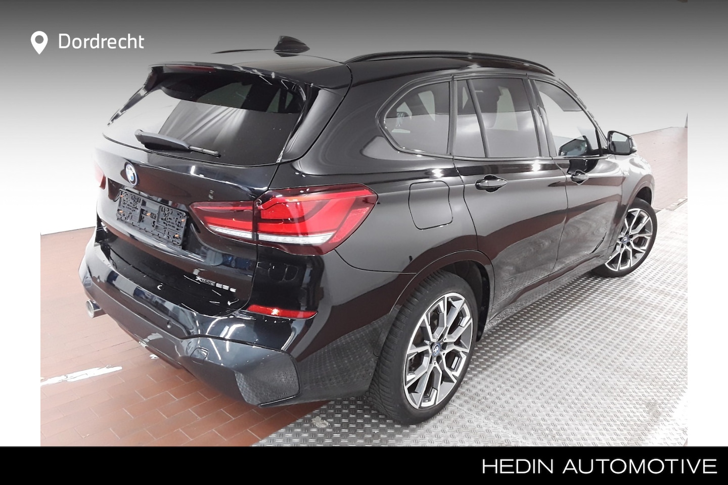 BMW X1 - xDrive25e M-Sport | Panorama | Active Cruise | Leder | Trekhaak - AutoWereld.nl