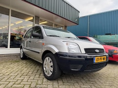 Ford Fusion - 1.4-16V Celebration. 5- deurs, trekhaak en onlangs voor 1200 euro aan verspijkerd