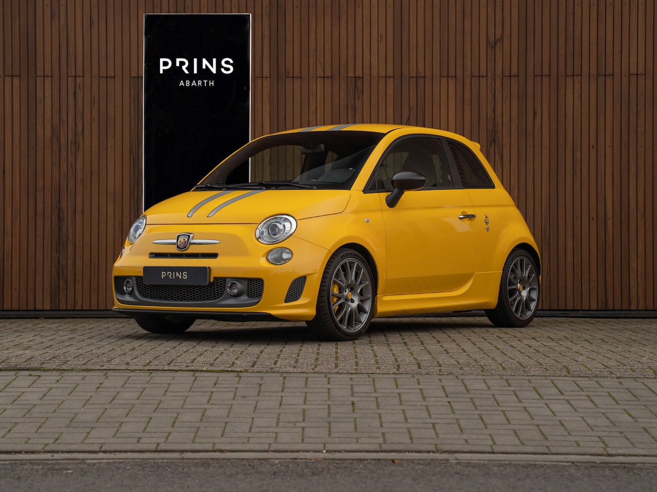 Abarth 695 - Tributo Ferrari | Carbon stoelen | Interscope HiFi - AutoWereld.nl