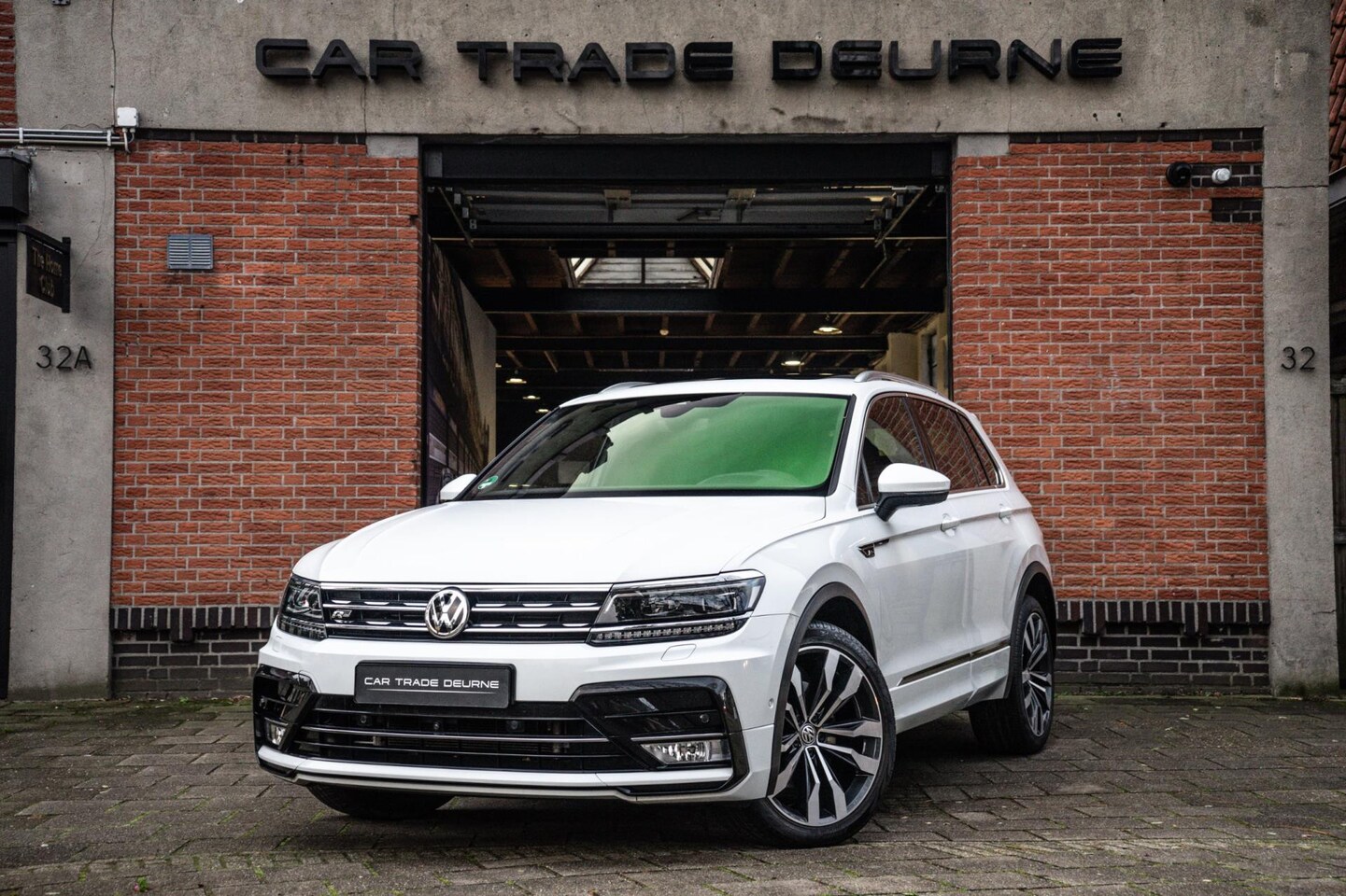 Volkswagen Tiguan - 2.0 TSI 4Motion 180PK R-Line Pano / Dynaudio / Trekhaak - AutoWereld.nl