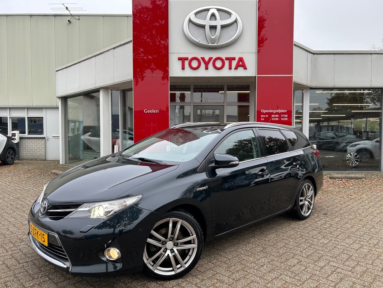 Toyota Auris - 1.8 Hybrid Panoramadak, Stoelverwarming, Navi - AutoWereld.nl