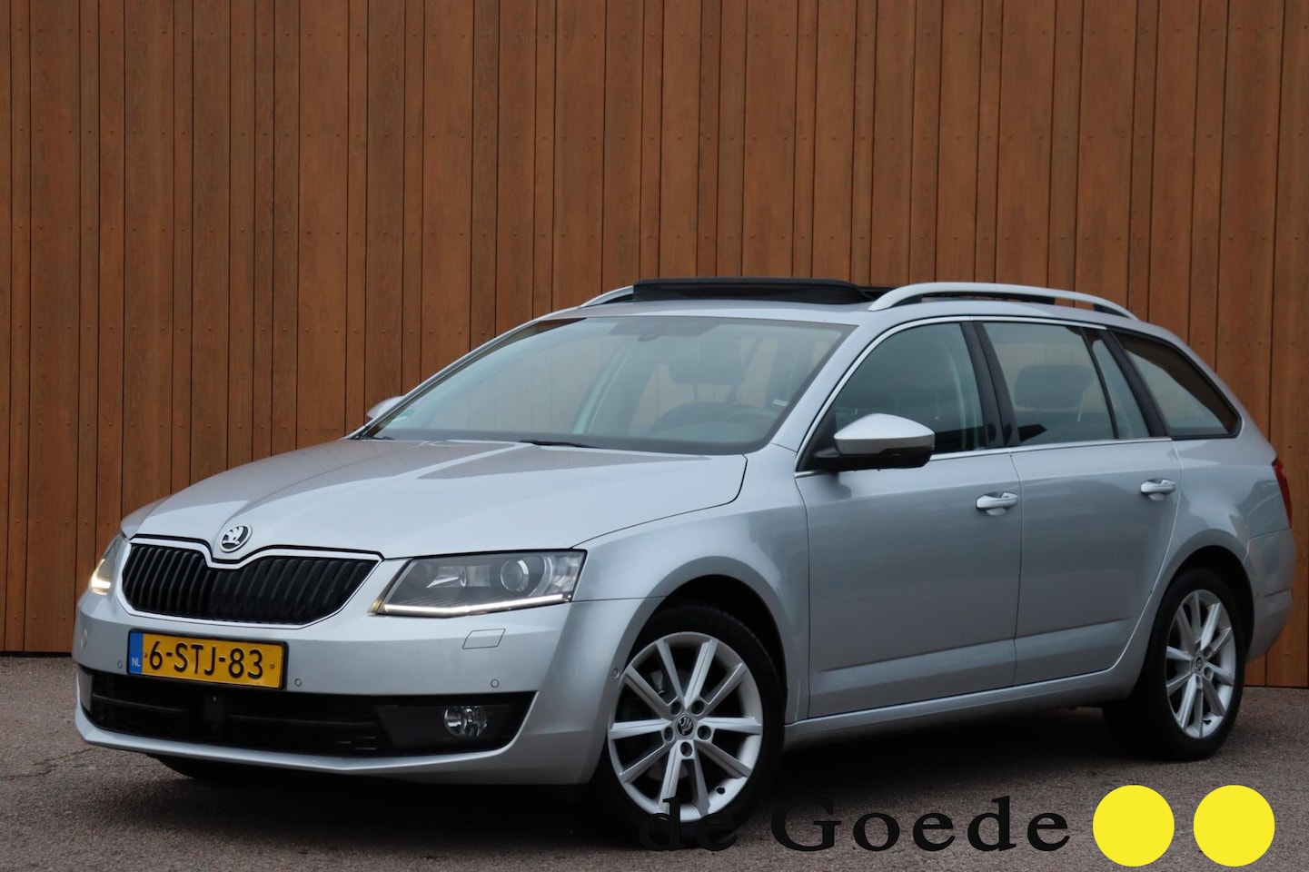 Skoda Octavia Combi - 1.2 TSI Greentech Elegance Businessline schuifdak canton stoelv.w. org. NL-auto - AutoWereld.nl