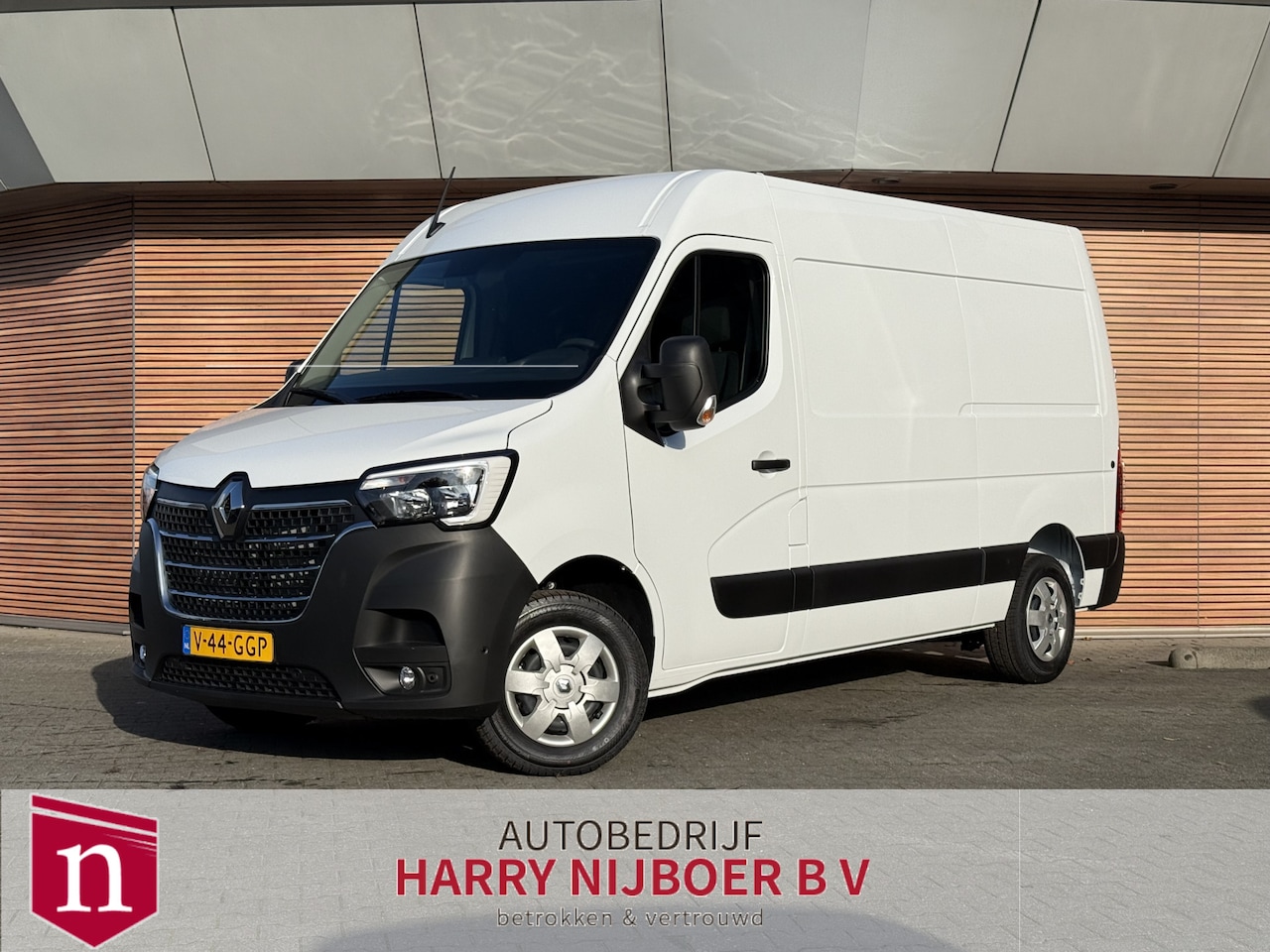 Renault Master - T35 2.3 dCi 135 L2H2 Work Edition Trekhaak / PDC / Navi / Cruise enz - AutoWereld.nl