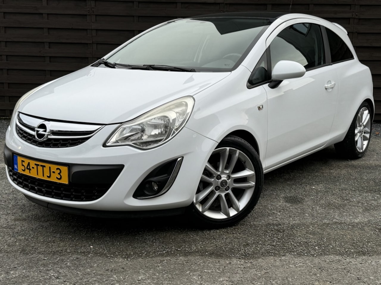 Opel Corsa - 1.2-16V Color Edition / Navigatie / LM - AutoWereld.nl