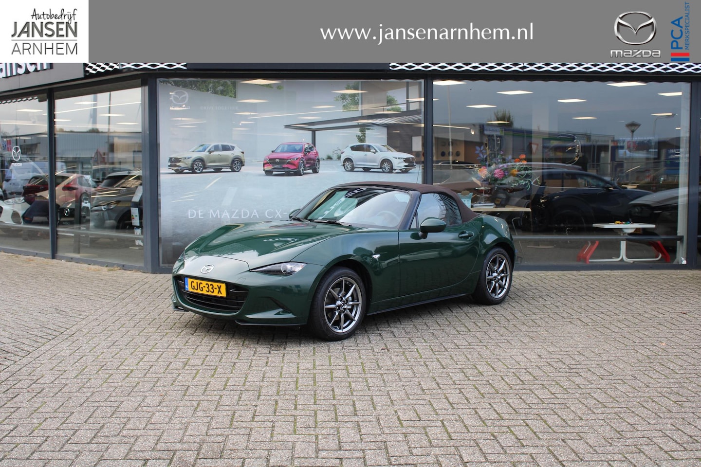 Mazda MX-5 - 1.5 SkyActiv-G 132 Kazari 1.5 SkyActiv-G 132 Kazari , Voorraadvoordeel € 4.645,- , Gewrapped in de kleur Brittish Ra - AutoWereld.nl