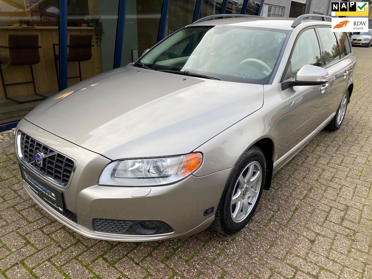 Volvo V70 - 2.5FT Momentum 200PK H.LEER / PDC / TREKHAAK - AutoWereld.nl