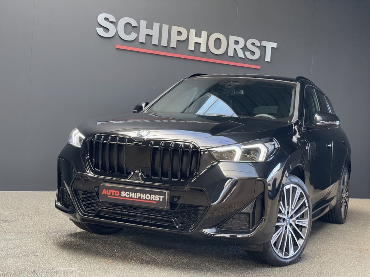 BMW X1 - x-Drive 25e M-Sport/20 inch/trekhaak/elec stoelen/leer/harman ka - AutoWereld.nl