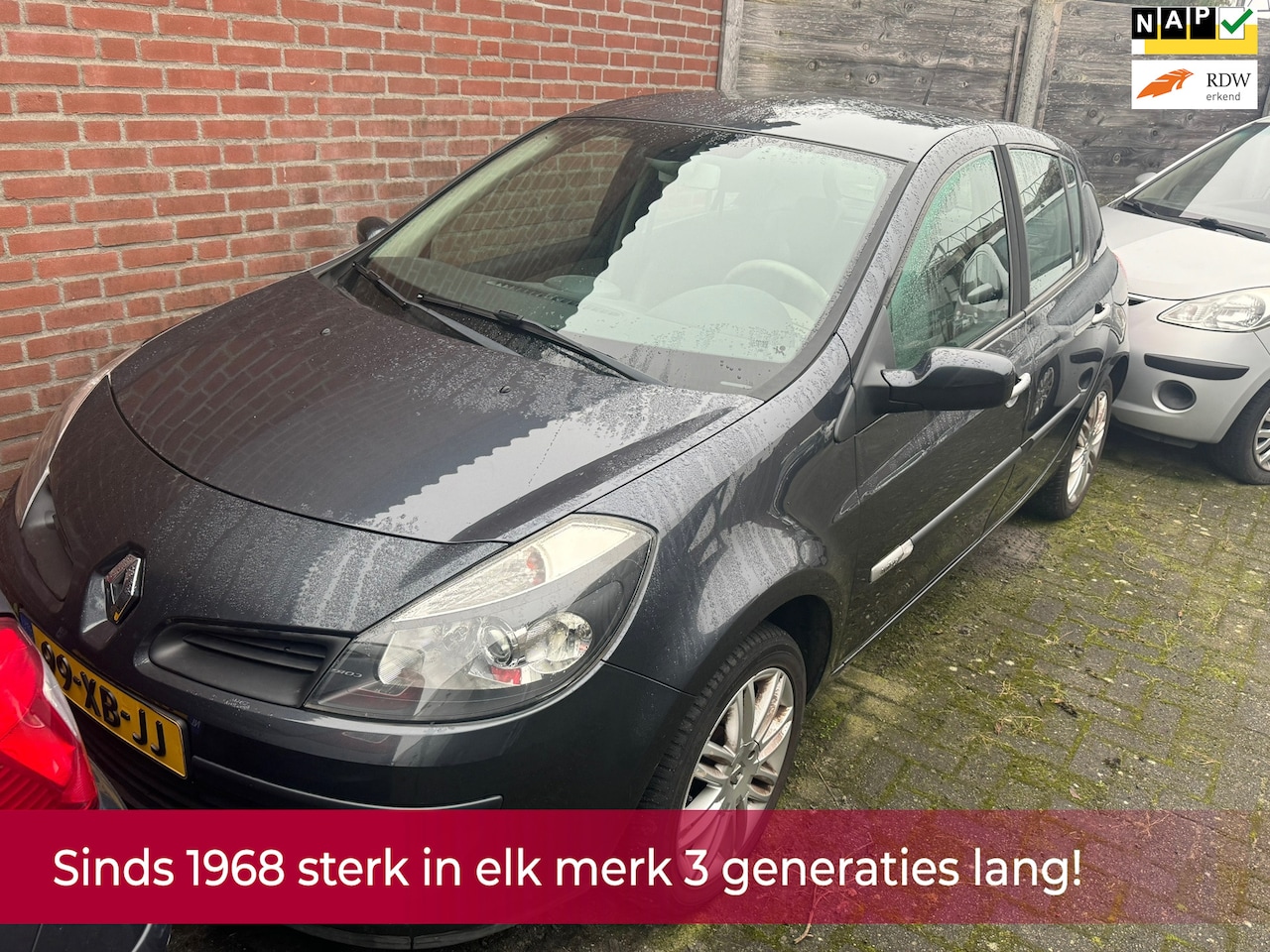 Renault Clio - 1.6-16V Initiale 5 deurs 112PK! NL AUTO NAP! Leer l Airco ECC l Trekhaak l Cruise l PDC! N - AutoWereld.nl