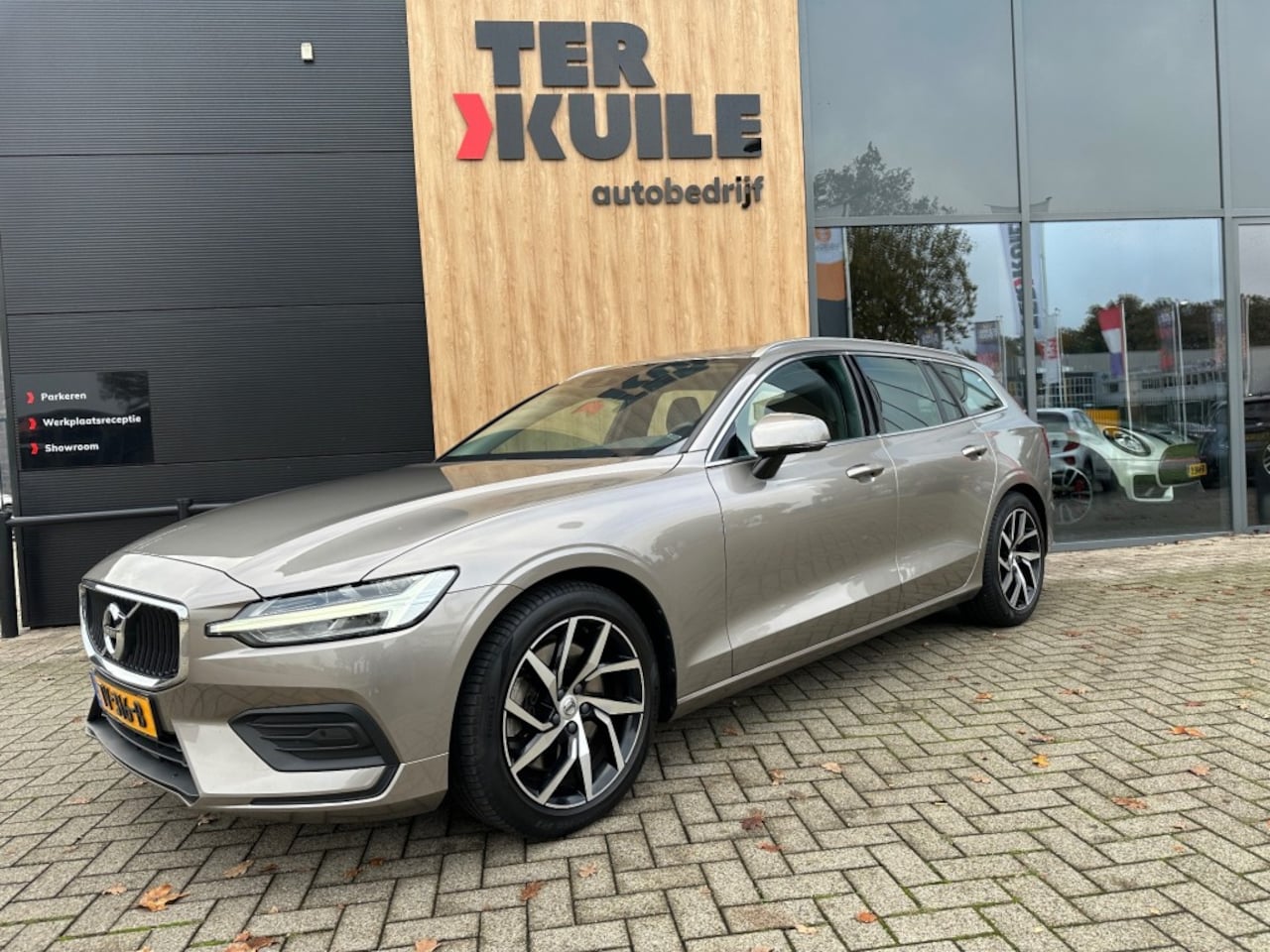 Volvo V60 - 2.0 T5 Momentum / 1e eig. / dealer ond. - AutoWereld.nl