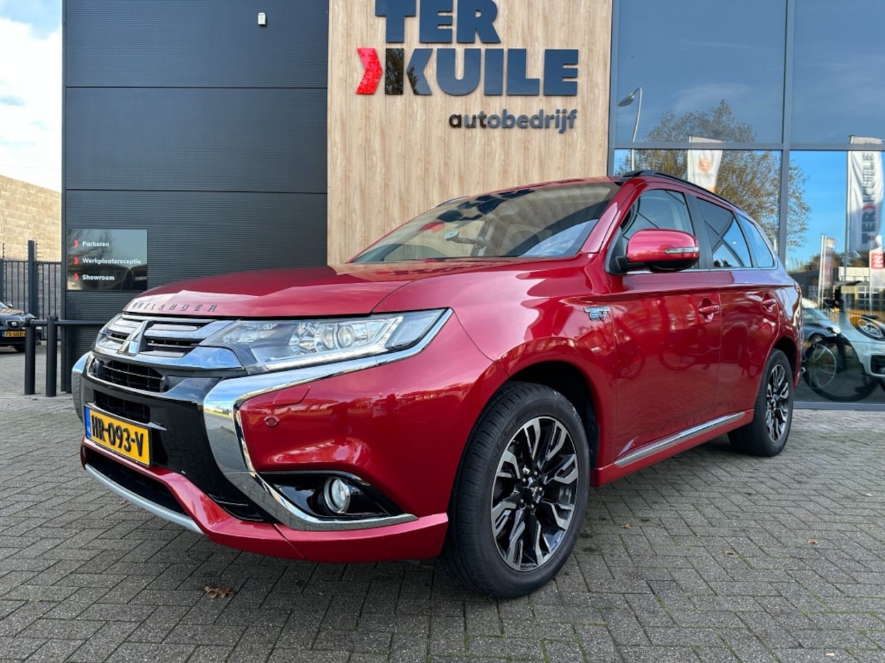 Mitsubishi Outlander - 2.0 PHEV Executive Edition / AWD / Alcantara - AutoWereld.nl