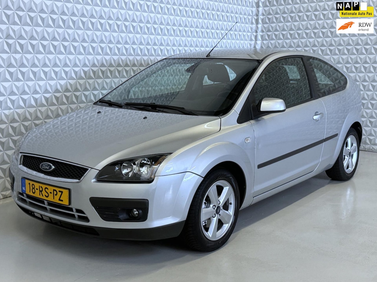 Ford Focus - 1.6-16V Automaat / INVALIDE AANGEPAST! (2005) - AutoWereld.nl