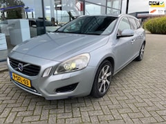 Volvo V60 - 2.4 D6 AWD Plug-In Hybrid RIJDT SUPER/CAMERA/MARGE