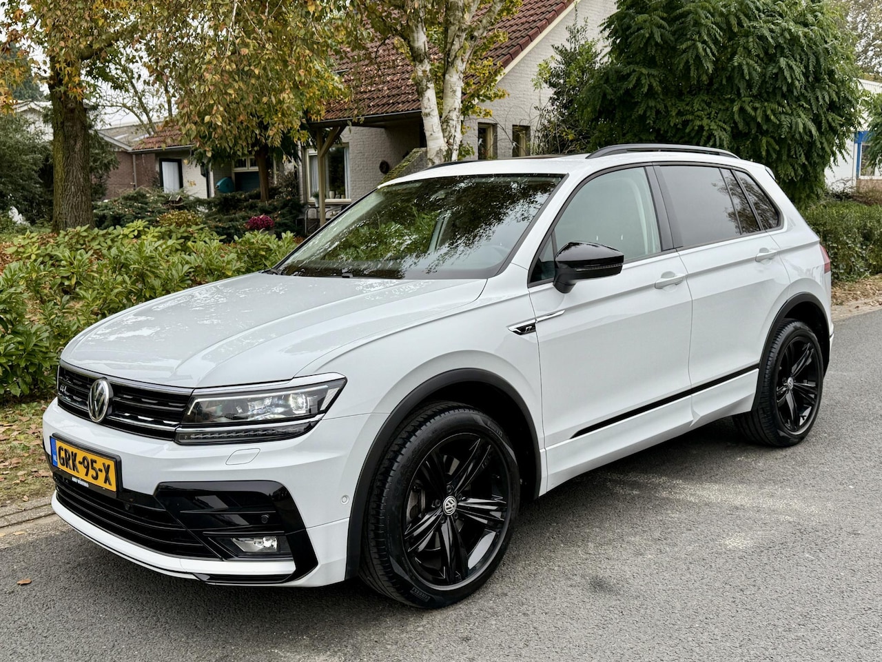 Volkswagen Tiguan - 2.0 TSI 4Motion DSG 190PK R-Line Black Pano•Trekhaak - AutoWereld.nl