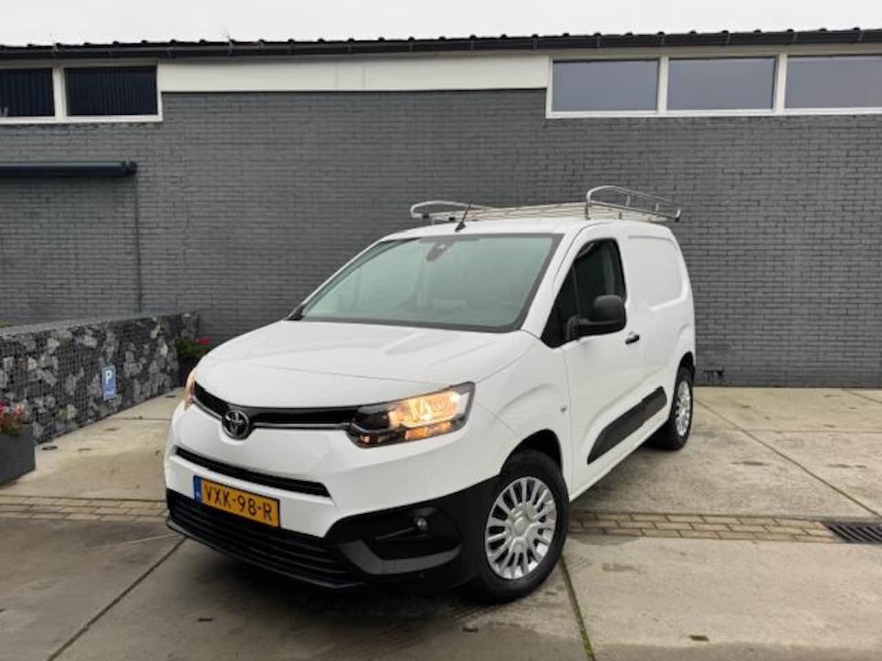 Toyota ProAce City - 1.5 D 130PK Wit 3zit Airco Navi Trekhaak Cam Pdc Imperial - AutoWereld.nl