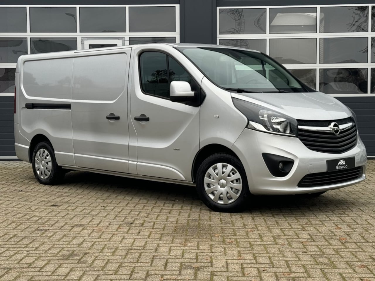 Opel Vivaro - 1.6 CDTI 120PK L2H1 GB / Dubbele schuifdeur / Airco / Trekhaak / - AutoWereld.nl