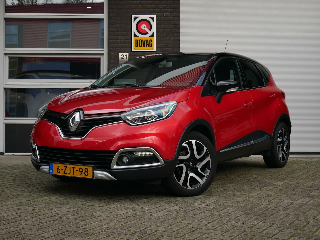 Renault Captur - 1.2 TCe Helly Hansen NL Auto| Navi+BT| Camera - AutoWereld.nl