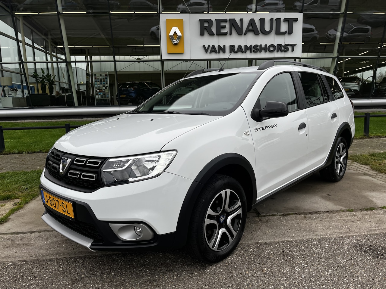 Dacia Logan MCV - 0.9 TCe Tech Road / Dealer onderhouden / Automaat / Camera / Climate / PDC.Achter / Armste - AutoWereld.nl