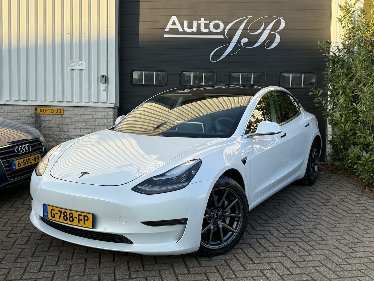 Tesla Model 3 - Long Range RWD Long Range AWD 75 kWh | TREKHAAK | 1e EIGENAAR - AutoWereld.nl