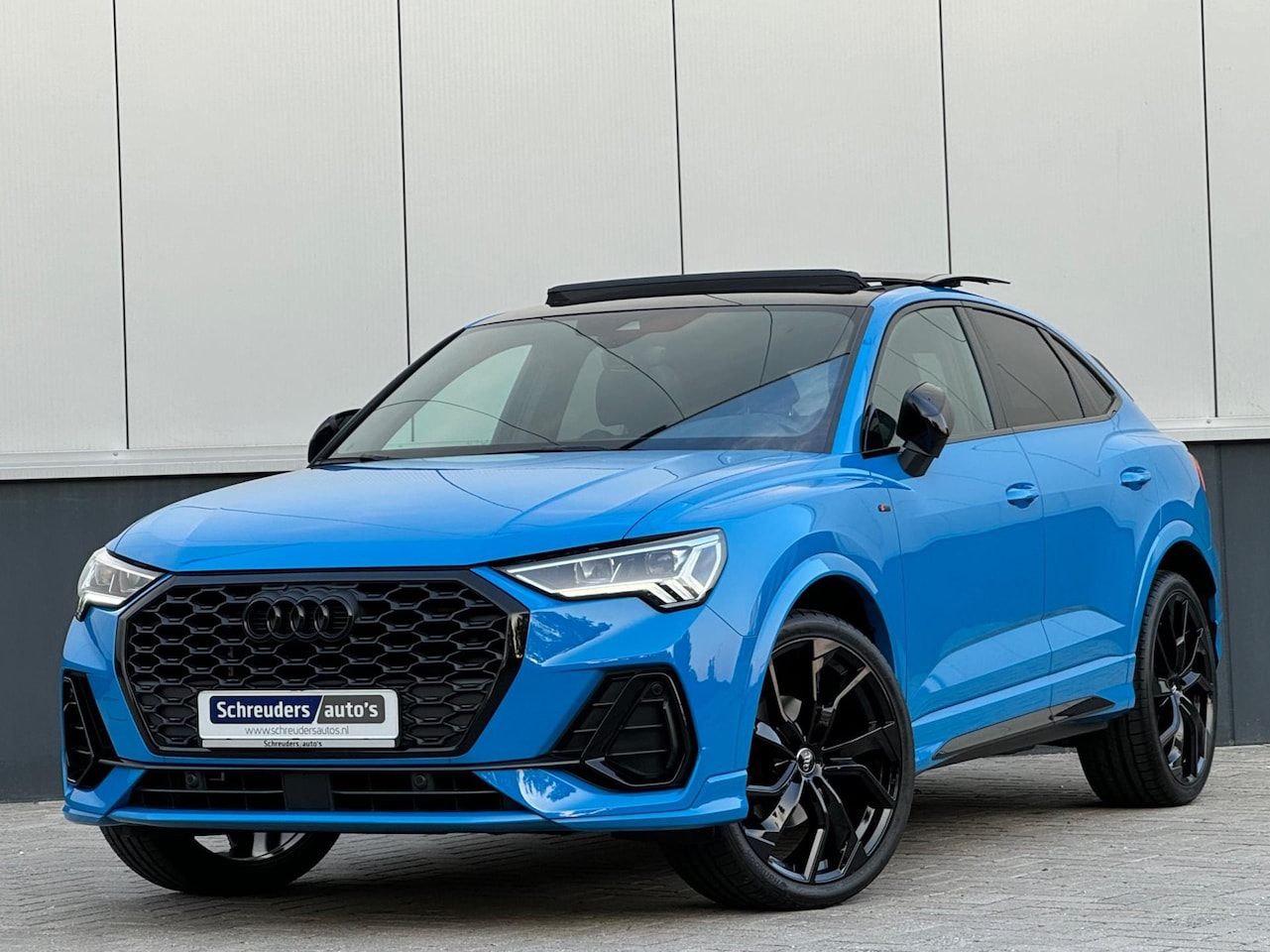 Audi Q3 Sportback - 35 TFSI S-Line Black Edition RS-Turboblauw - AutoWereld.nl